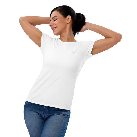 Women's Fashion Fit T-Shirt | Qilo Print | White + Berry